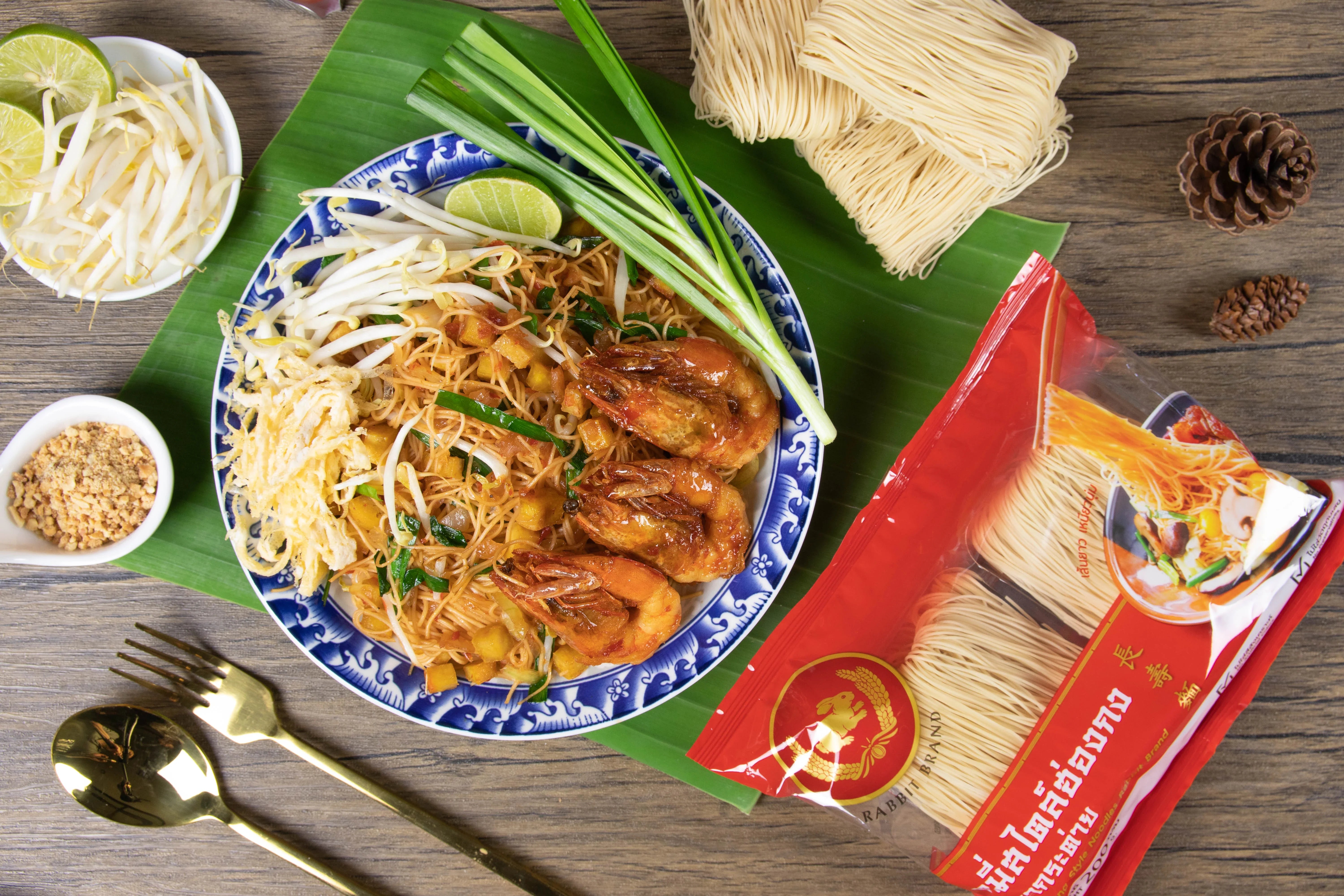 Dry grocery image of Rabbit Brand Hong Kong Style Noodles in 200g package, showcasing the packaging and noodles.