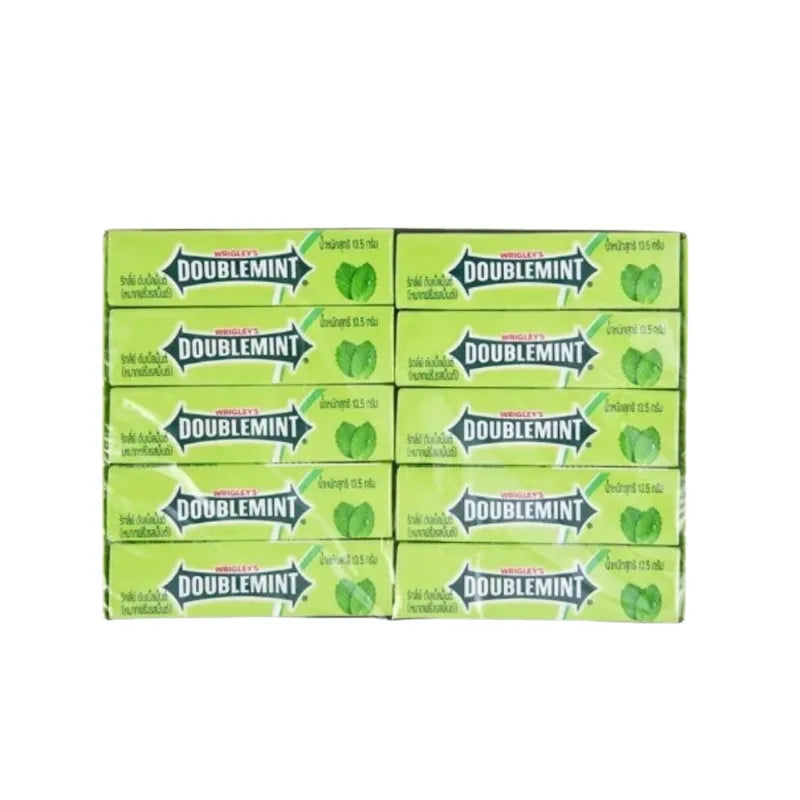 Doublemint peppermint flavored chewing gum pack, 13.5g, showcasing fresh gum pieces in a bright wrapper.