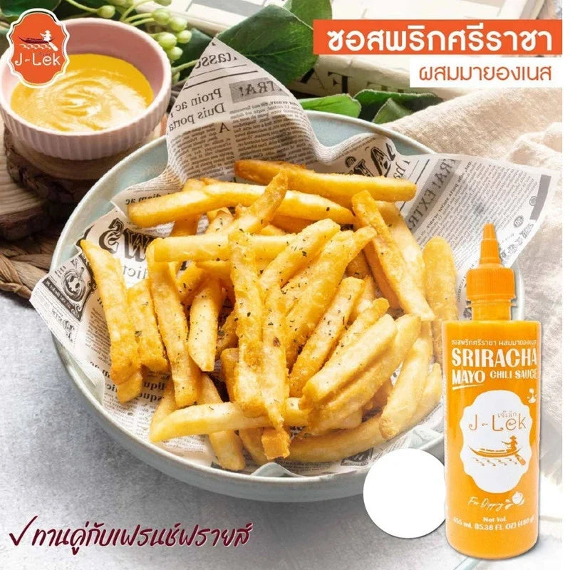 J-lek Sriracha Chili Sauce mixed with mayonnaise in 490g jar, dry grocery condiment with spicy and creamy flavor.