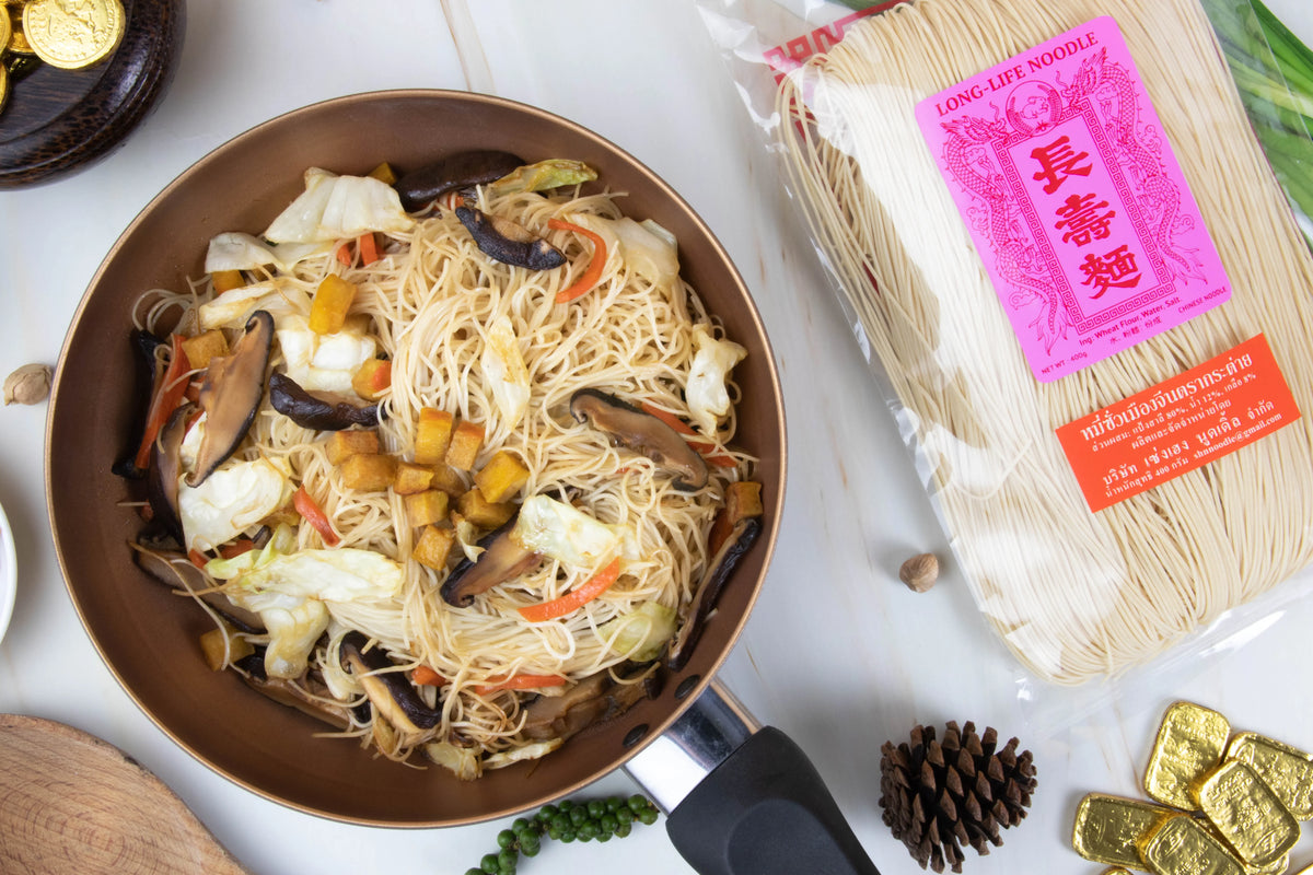 Dried Rabbit Brand Chinese noodles in 400g package, showcasing the noodle strands and branding on the packaging.