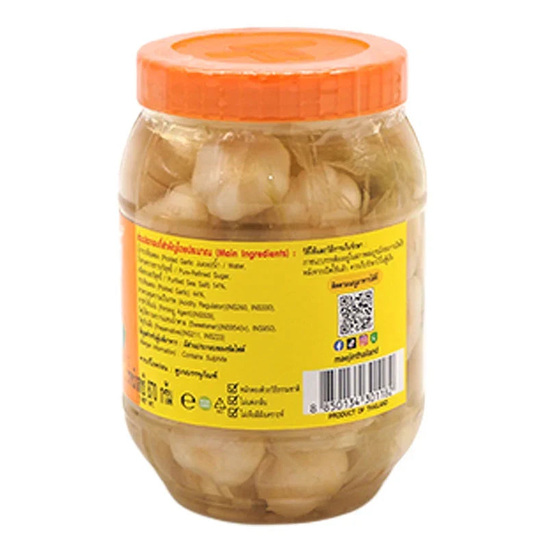 MAE JIN garlic pickle in an 870g jar, featuring whole garlic cloves preserved in spicy, tangy pickle sauce for dry grocery.