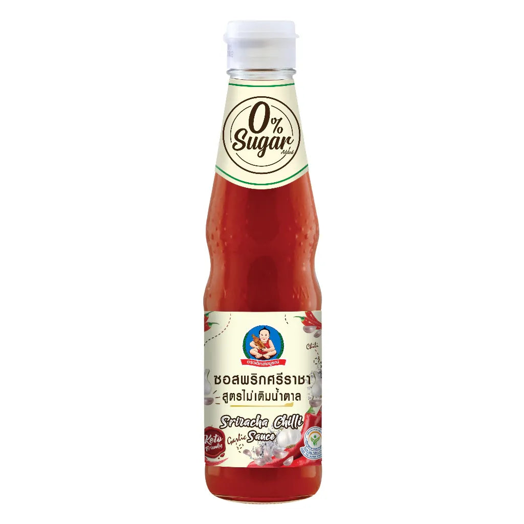 Deksomboon Keto Sriracha Chili Sauce 320g bottle, spicy chili sauce for keto diet, with red chili peppers and garlic visible