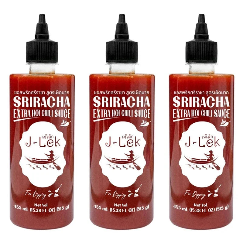 J-LEK Sriracha Chili Sauce bottle with spicy red chili sauce in 515g container, displayed in a dry grocery setting