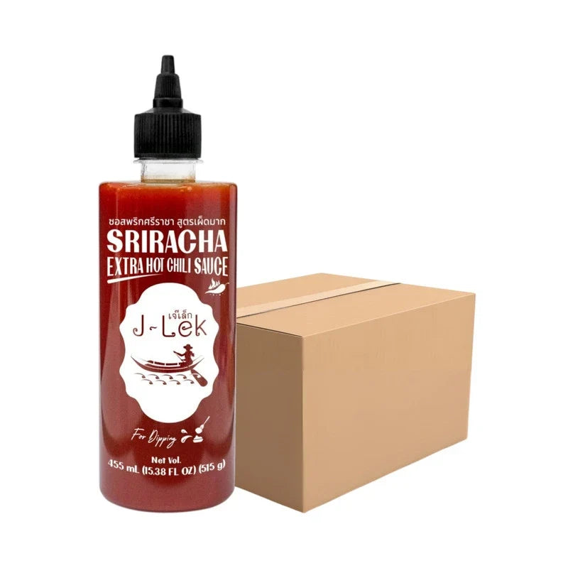 J-LEK Sriracha Chili Sauce bottle, very spicy formula, 515g, in dry grocery aisle with bright red sauce and branding label.