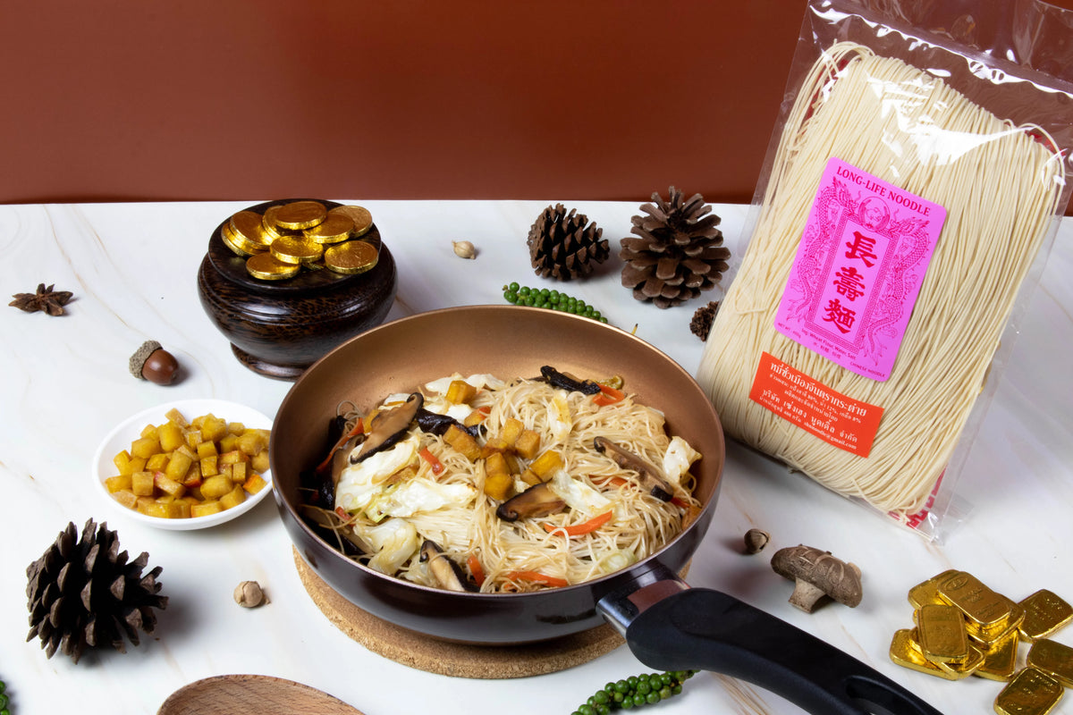 Dry Chinese noodles from Rabbit Brand, 400g package, showing uncooked noodles in a clear view.