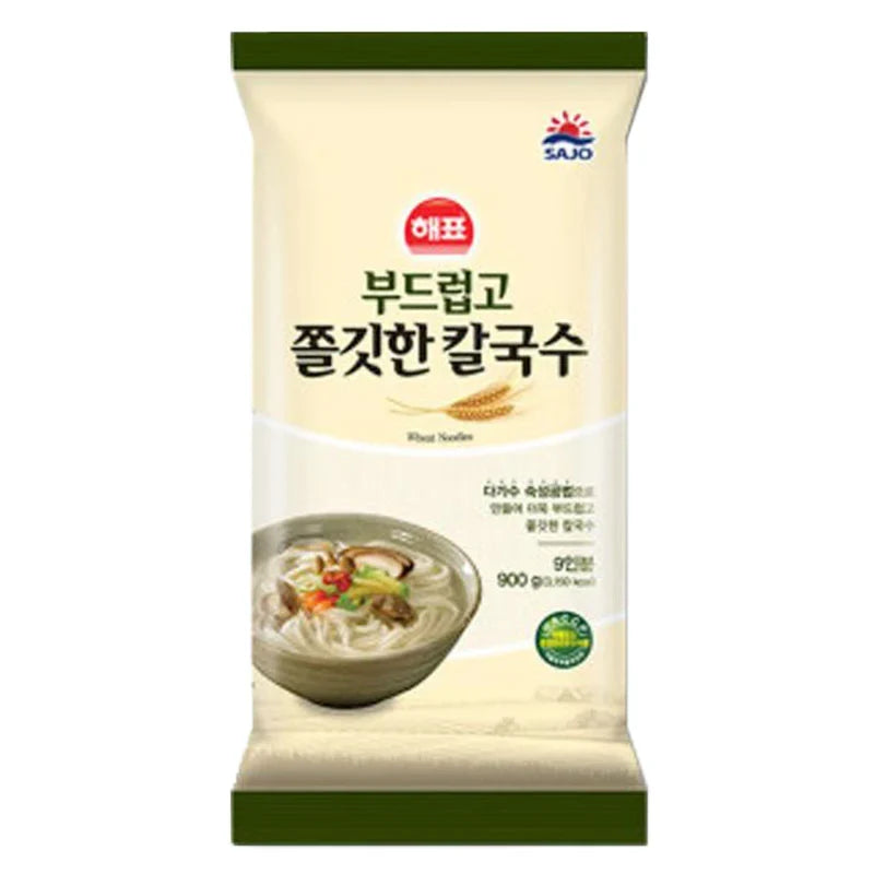 Sajo Haepyo Kalguksu wheat noodles in 900g package, dry grocery product, showing fresh, uncooked wheat noodles from the SAJO HAEPYO brand.
