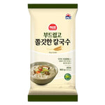 Sajo Haepyo Kalguksu wheat noodles in 900g package, dry grocery product, showing fresh, uncooked wheat noodles from the SAJO HAEPYO brand.