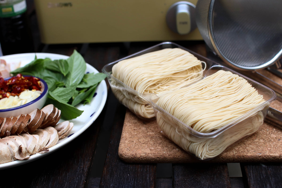 Rabbit Brand Hong Kong Style Noodles 200g dry grocery package, showcasing the noodles in a clear plastic bag with branding.