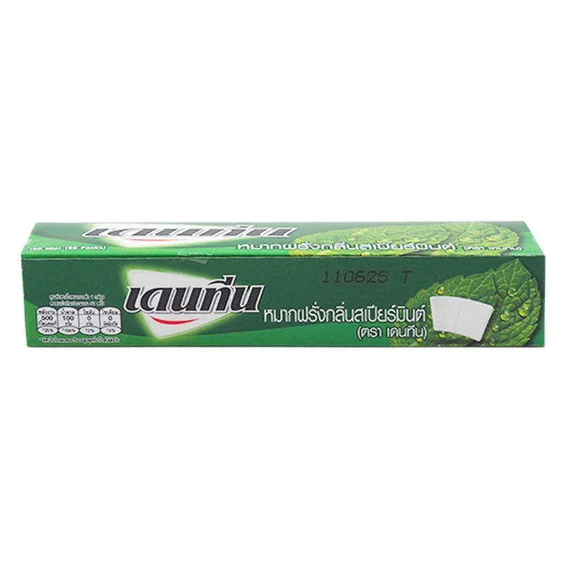 Dentyne Spermint chewing gum in 3g pack, Dentyne brand, showing fresh mint-flavored gum pieces in a package.
